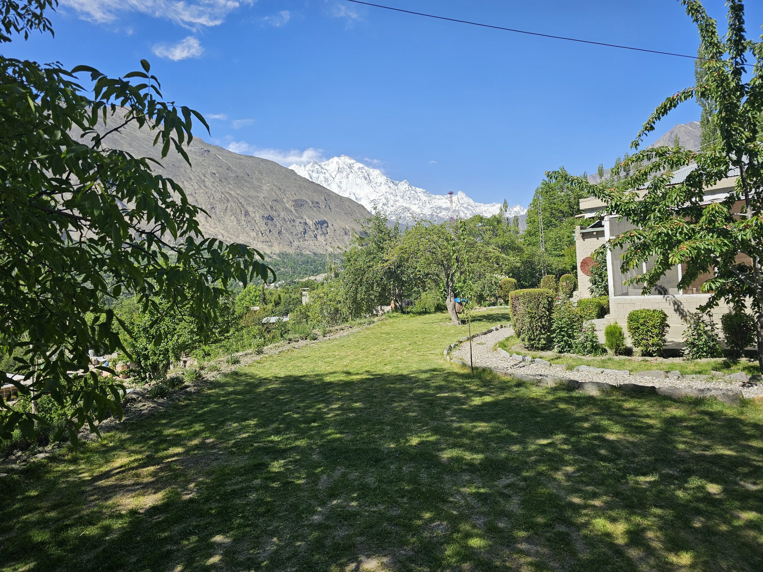 Quaint 7 bedroom (2 suites,5 rooms) place in Hunza