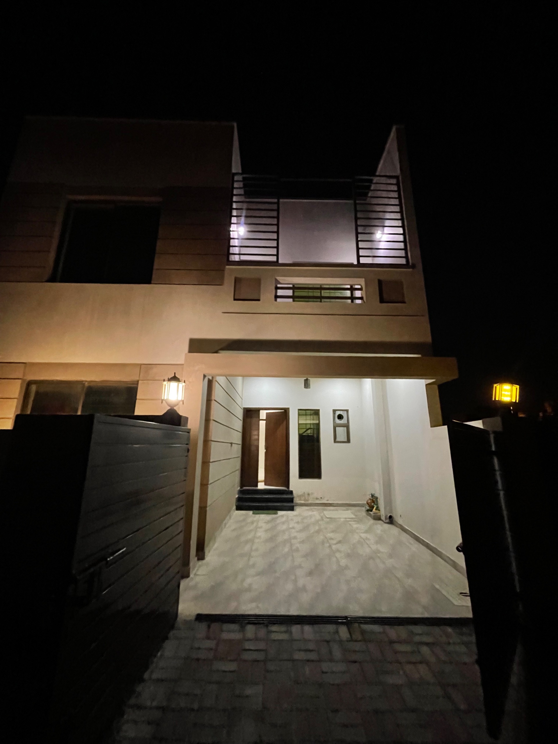 Luxurious Guest House In Bahria Town Karachi