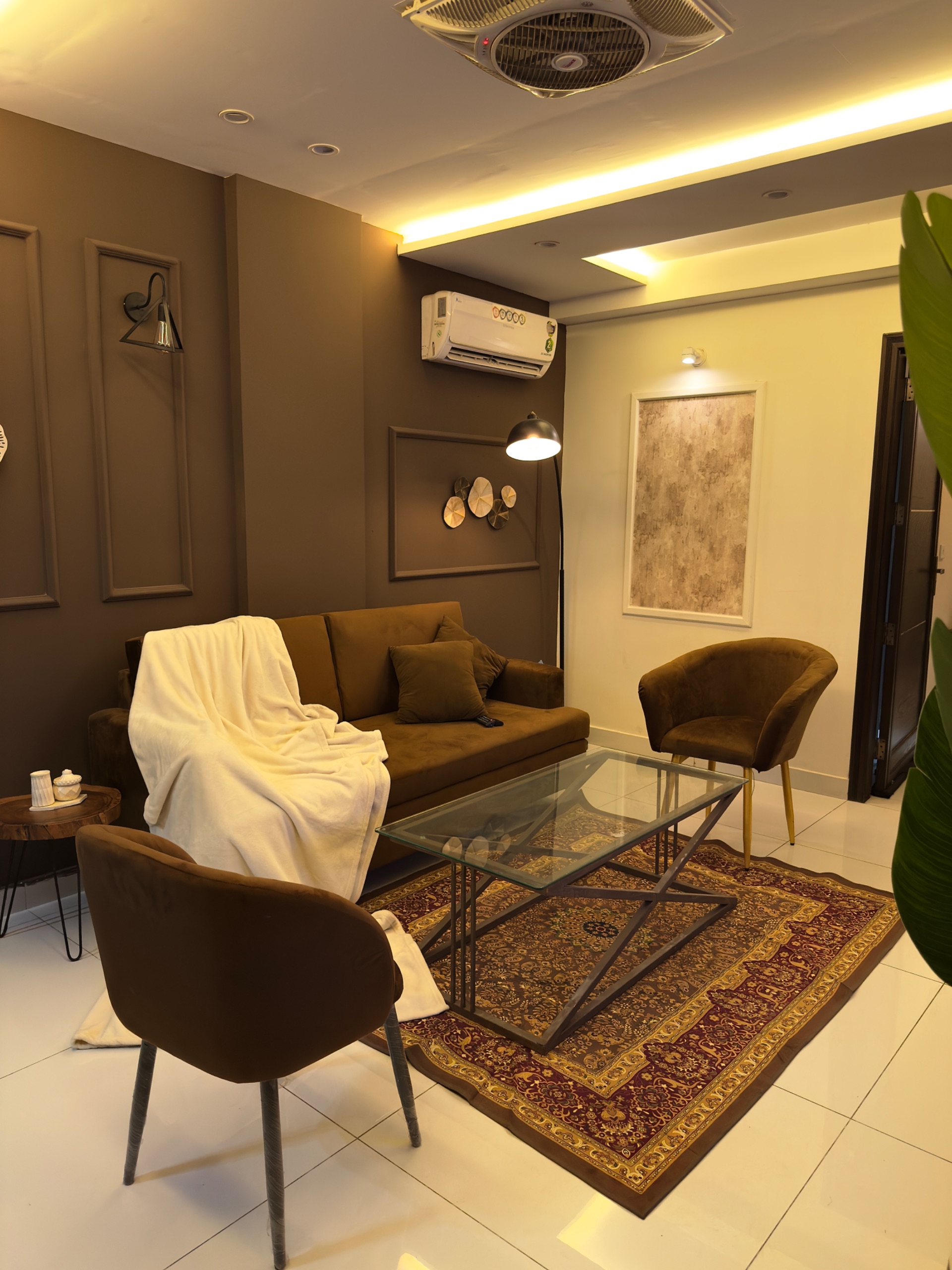 GoldCrib Mocha 1 BHK Suite | Eiffel View