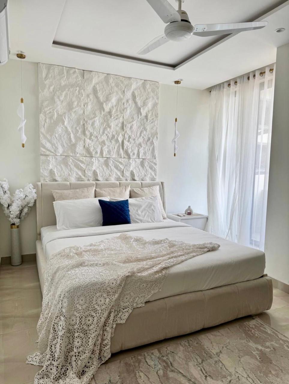 Luxury 1BHK | Gulberg | Pool & Gym | Selfcheckin
