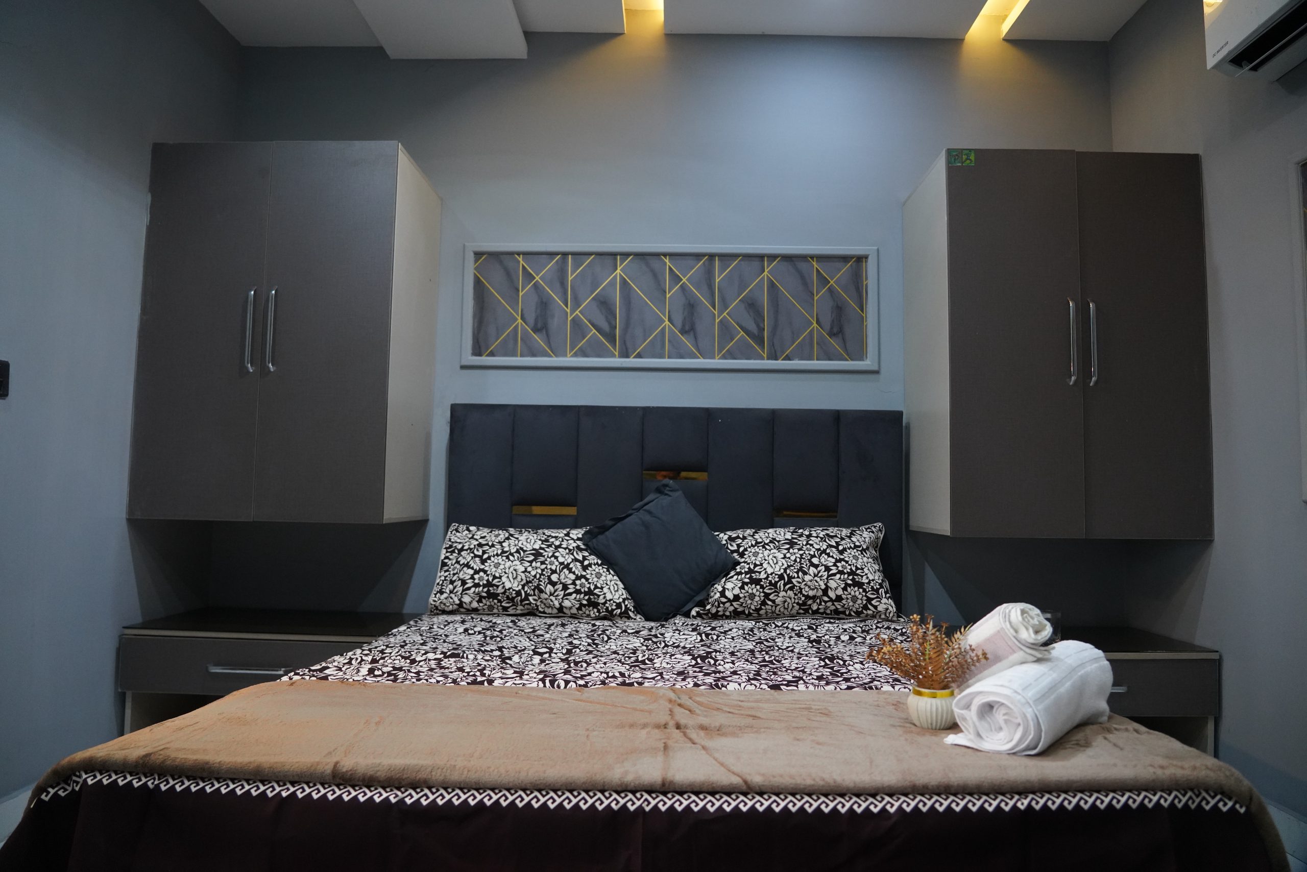 Elegant & Cozy 1 BHK Apartment Facing Eiffel Tower Bahria Town
