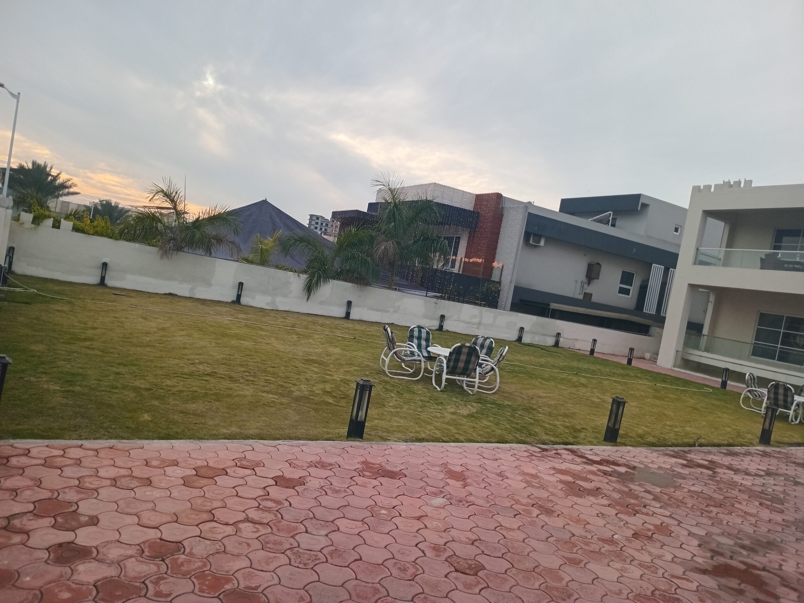 Luxury 3-Kanal House with Snooker, Table Tennis & Lawn