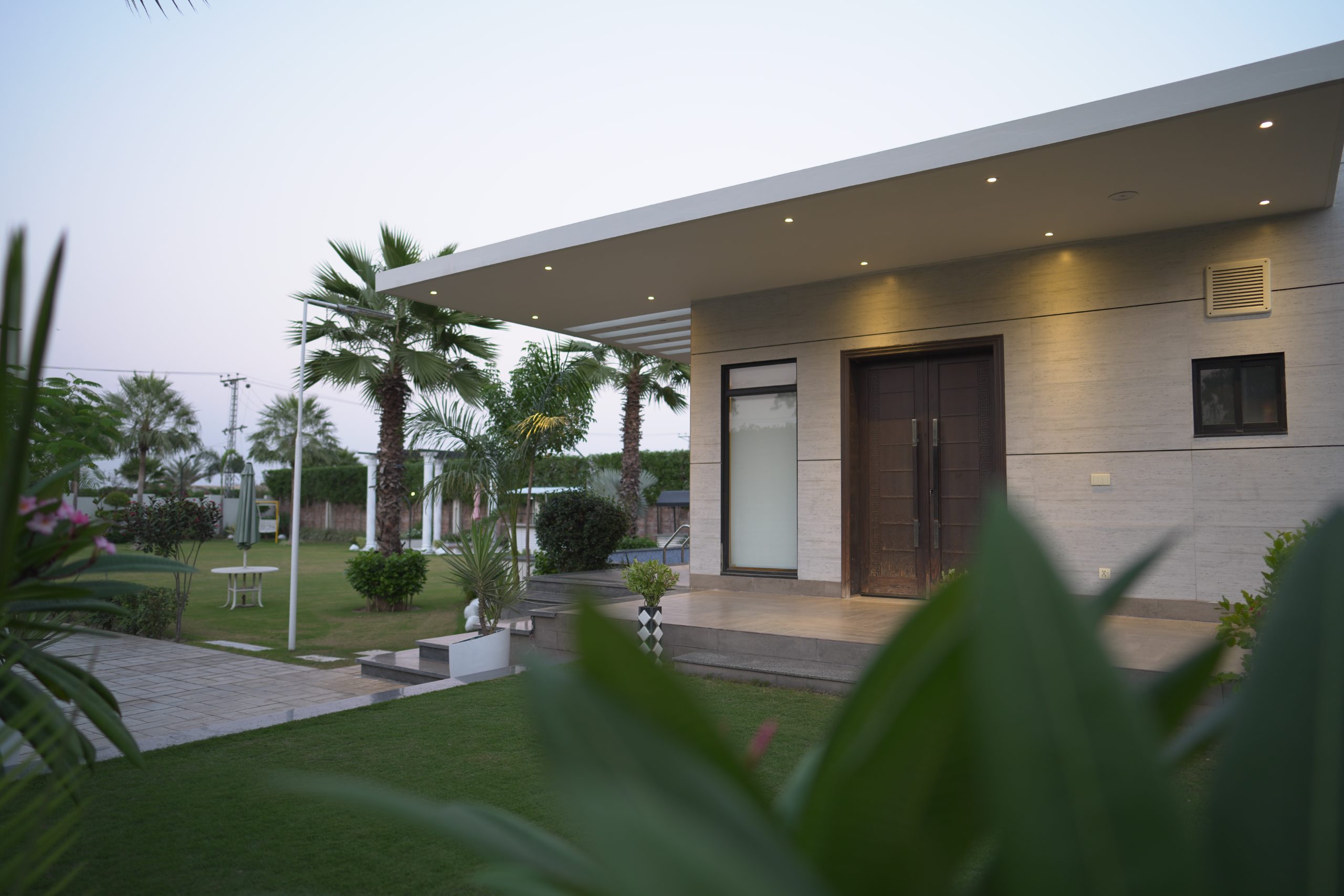 Modern farm house for photo shoots and for events. ( BARKI ROAD ,BRB CANAL ,NEAR PHASE 7 DHA)